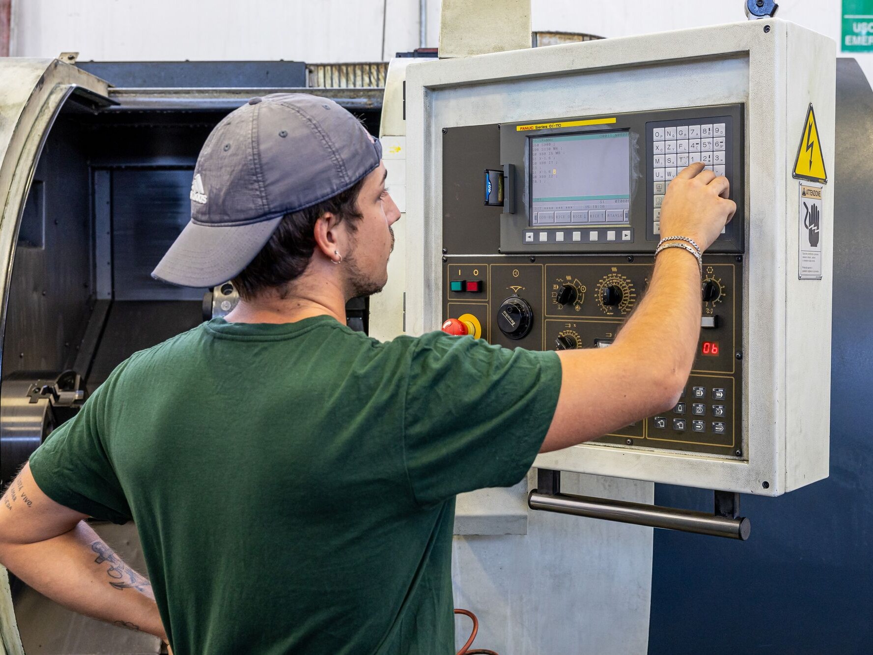 Operatore ai comandi di un tornio CNC