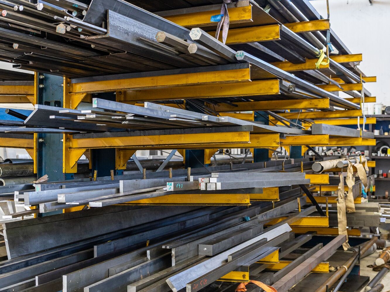 Il magazzino materia prima di CMP Deris con barre e tubi metallici