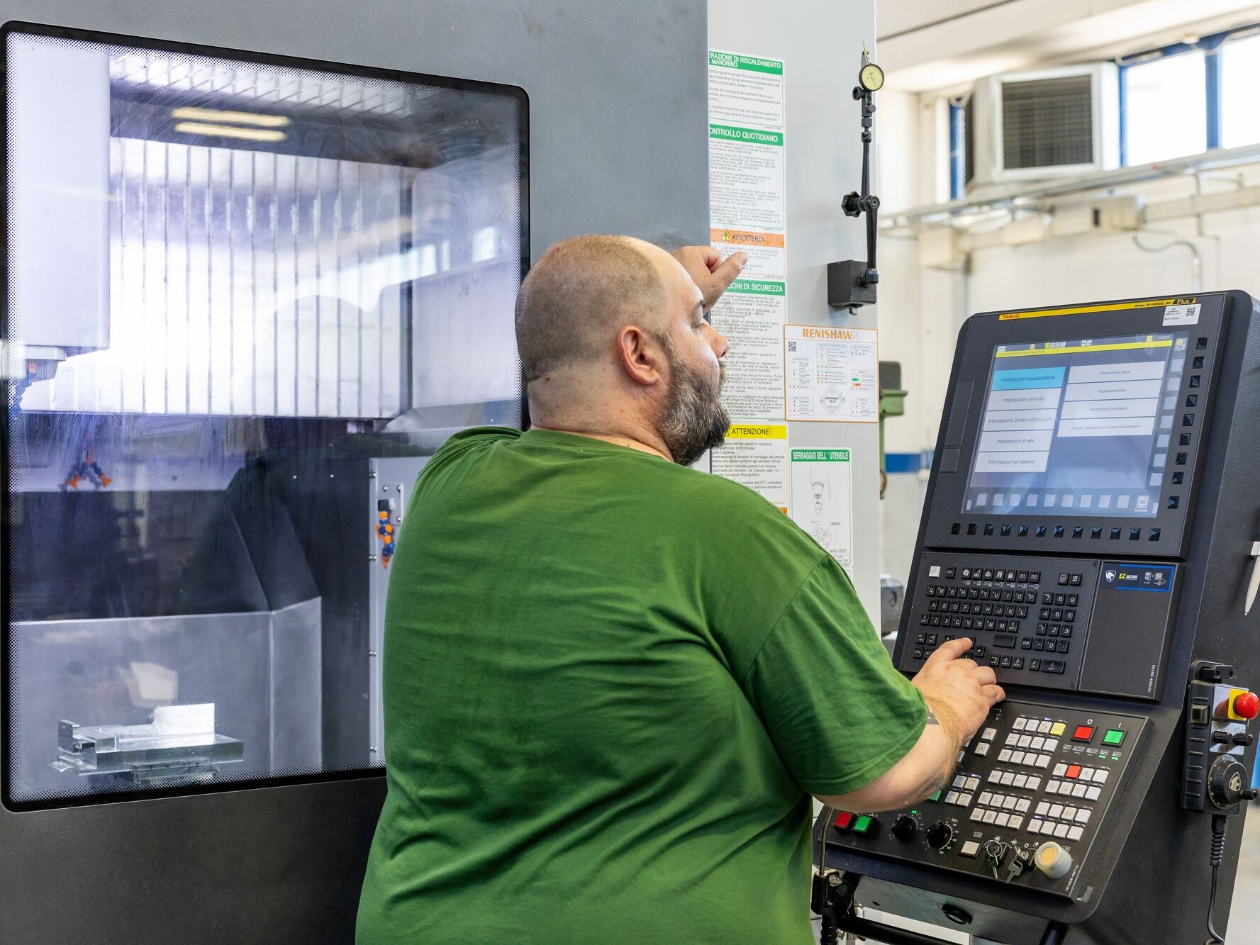 Operatore al pannello di controllo di una macchina CNC