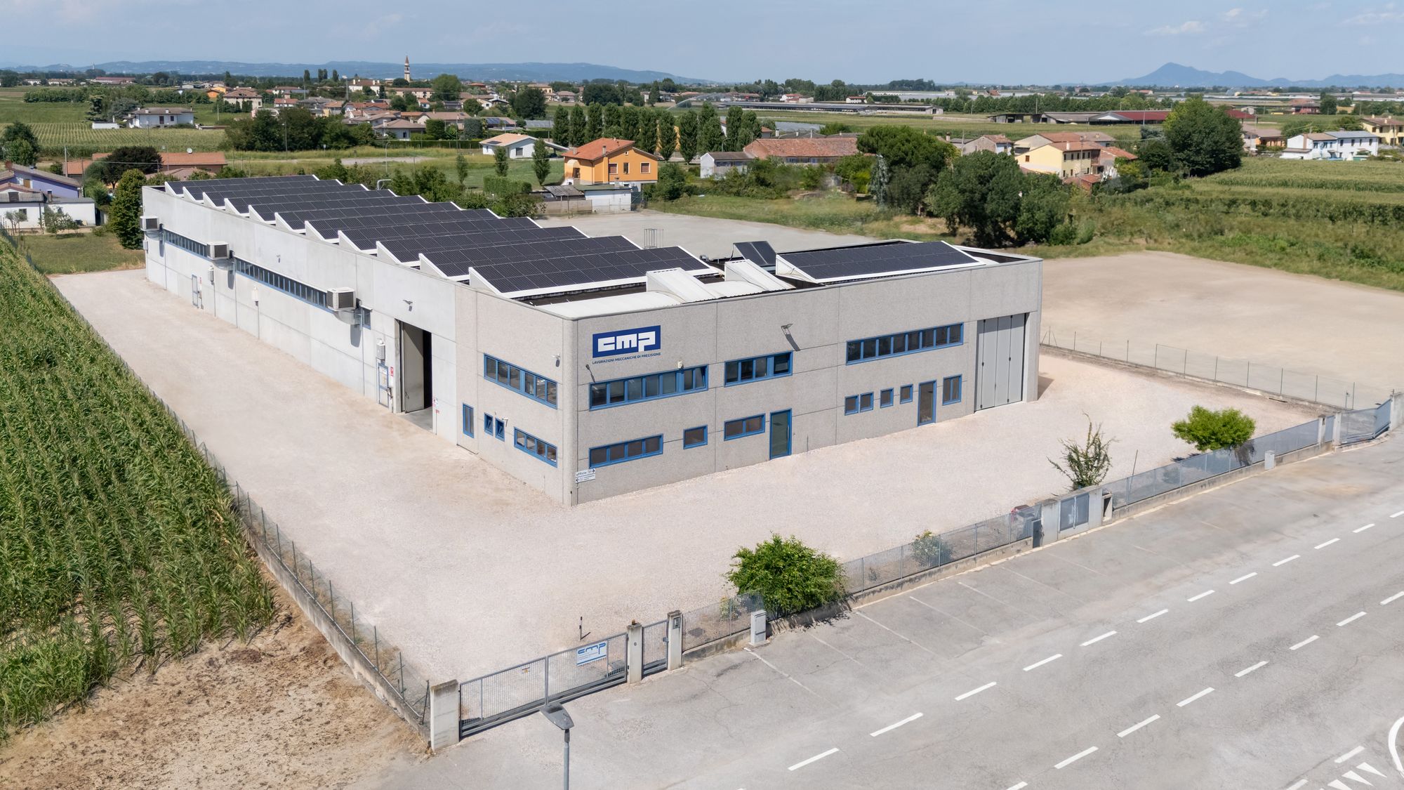La sede di CMP Deris a Minerbe vista dall'alto, con l'impianto fotovoltaico sul tetto