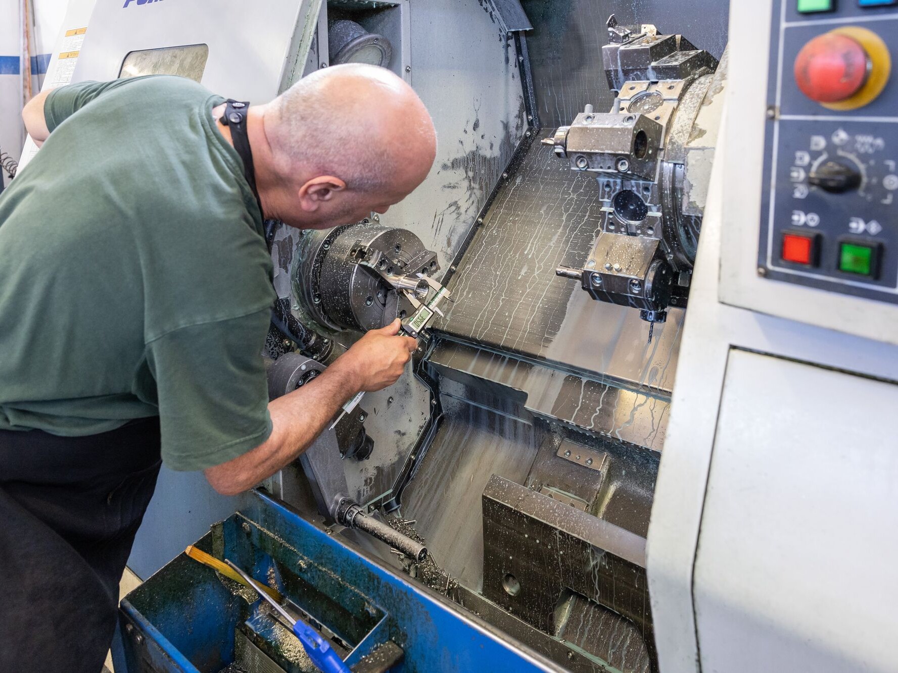 Operatore al lavoro su un tornio CNC