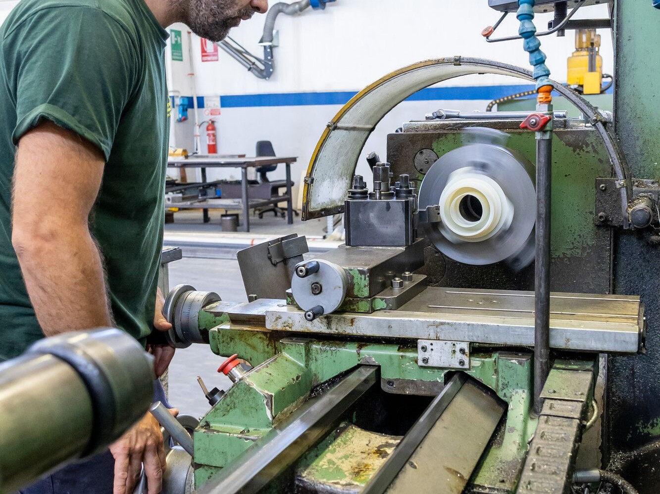 Operatore al lavoro su un tornio parallelo